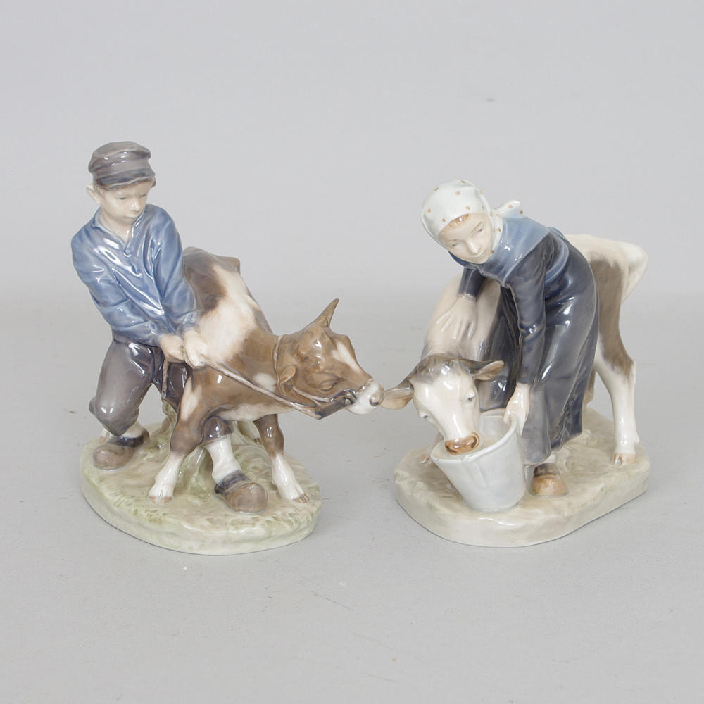 FIGURINER, 2 stycken, dräng samt piga med kalv, Royal Copenhagen.