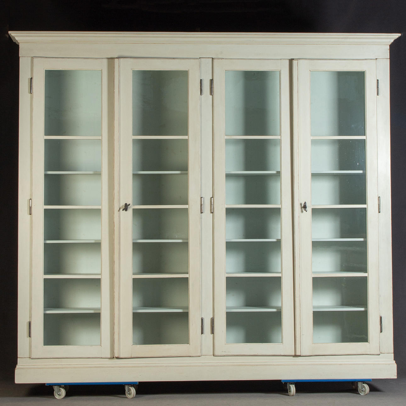 Stort vitrineskab, 20./21. århundrede.