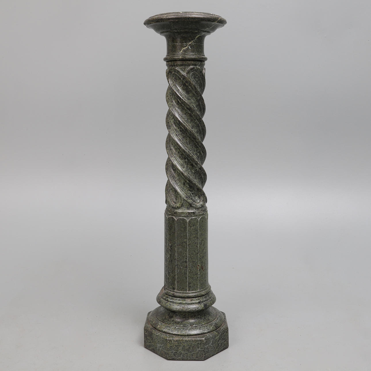 EN FRANSK VERDE ANTICO MARMORPEDESTAL.