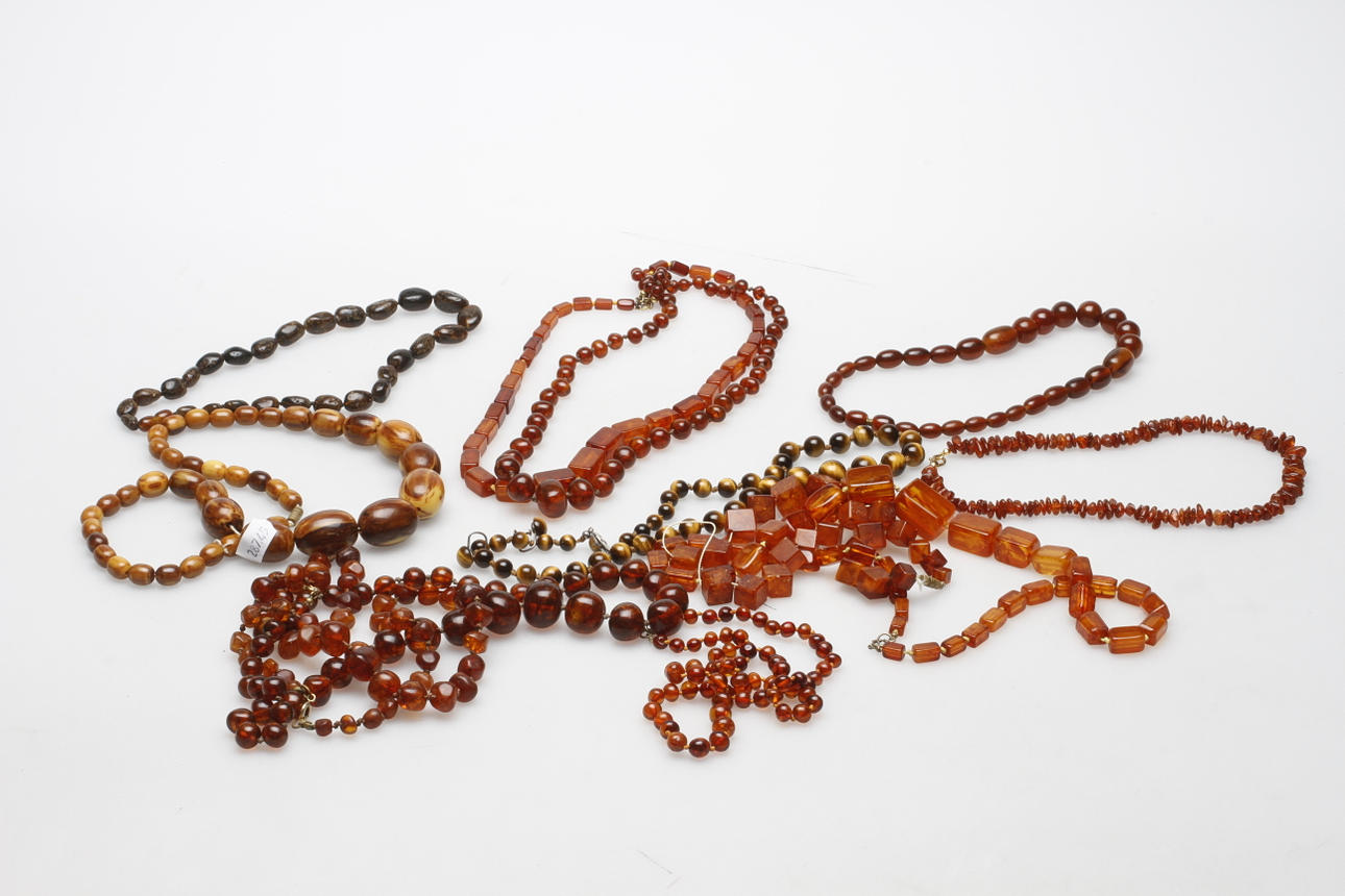 COLLIER, ca 12 st samt ett par örhängen, bland annat nytillverkad bernsten och tigeröga.