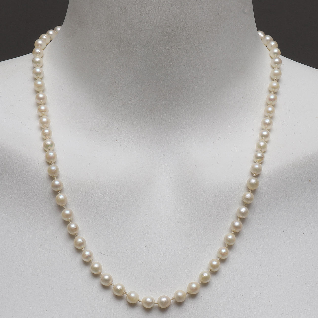 PÄRLCOLLIER, odlade pärlor med silverknäppe, JKa.