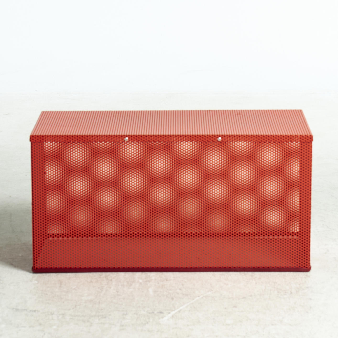 BÄNK, perforerad plåt, lackerad i orange.