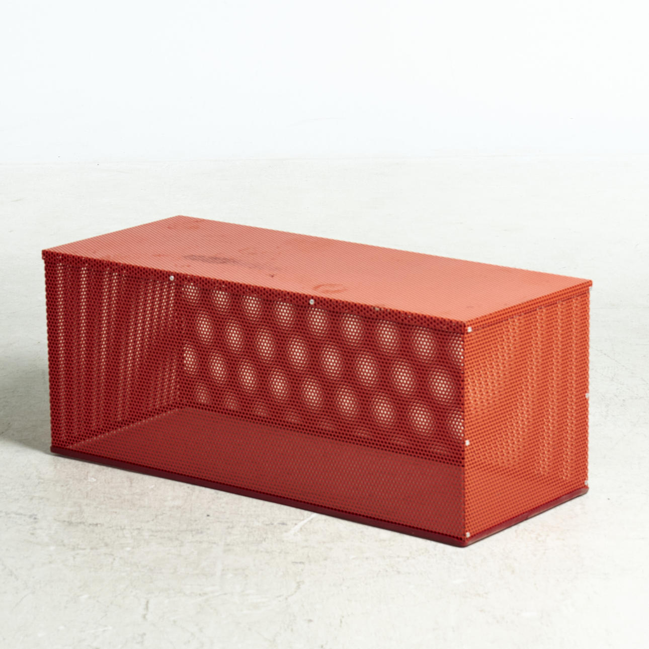 BÄNK, perforerad plåt, lackerad i orange.