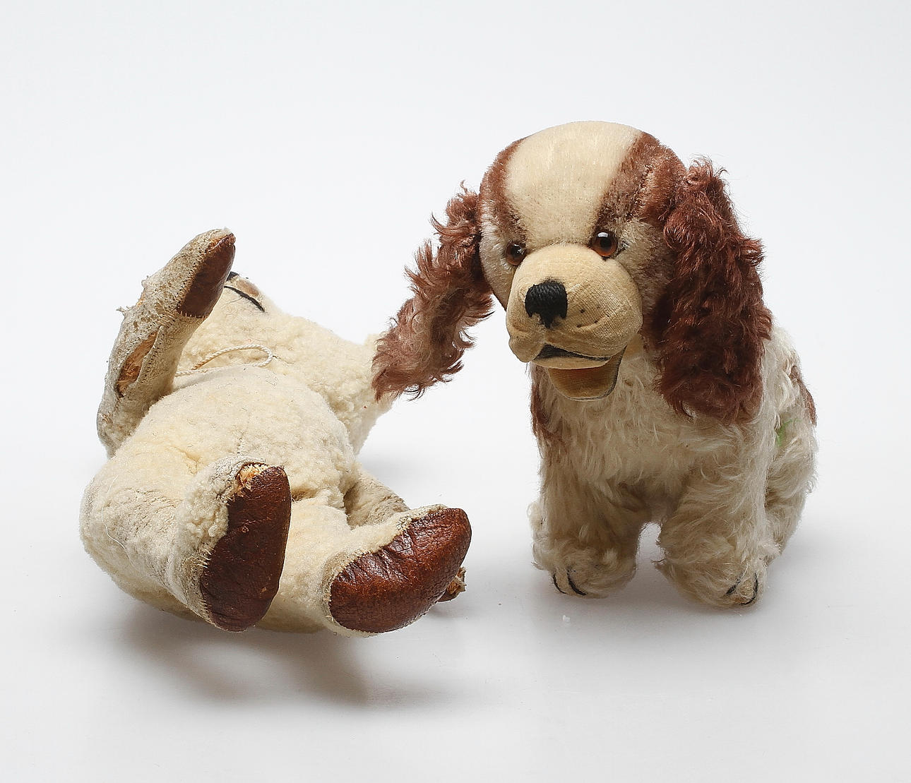 DJUR, 2 st, varav en Steiff.