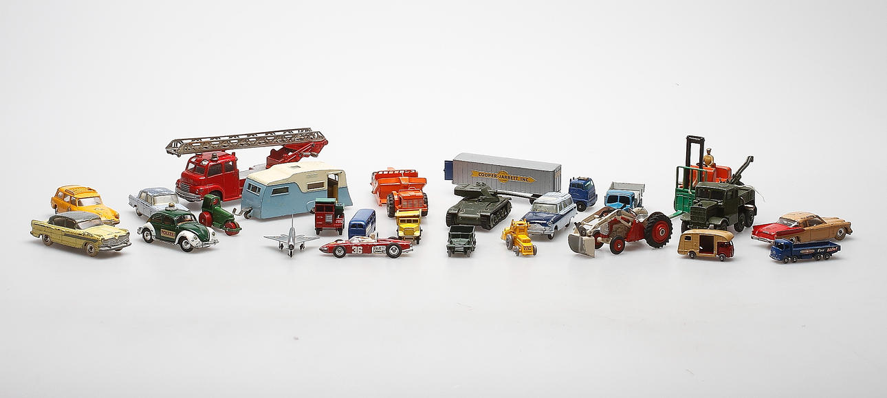 LEKSAKER, plåt, England.