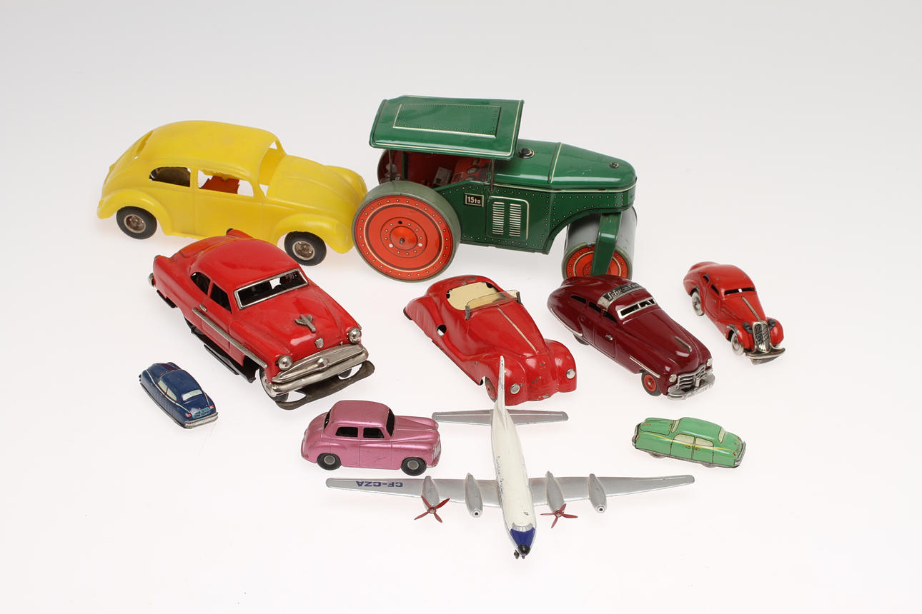 LEKSAKER PLÅT och PLAST, 10 delar.