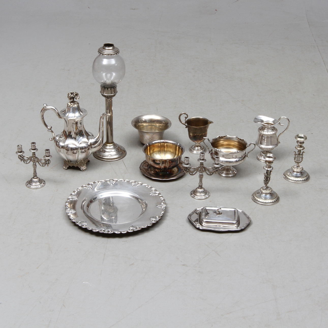 PARTI NYSILVER med mera, 13 delar, bland annat ljusstakar, 1900-tal.