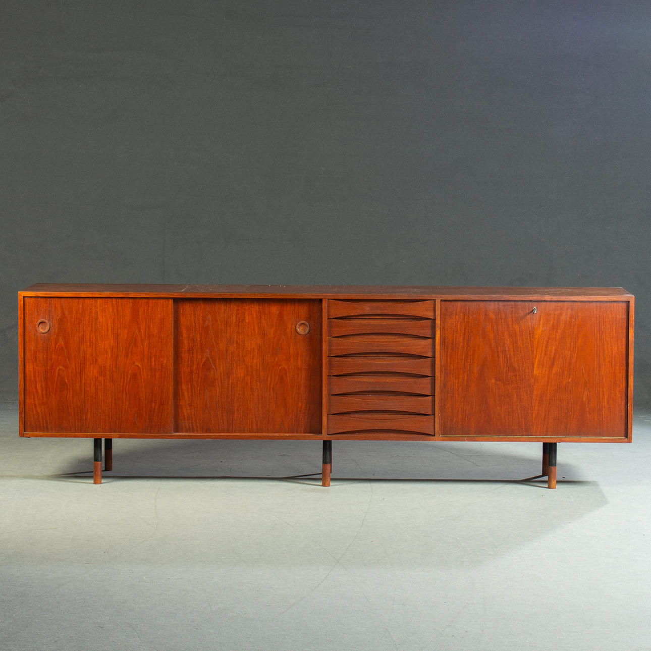 ARNE VODDER. Sibast, Skænk 29a.