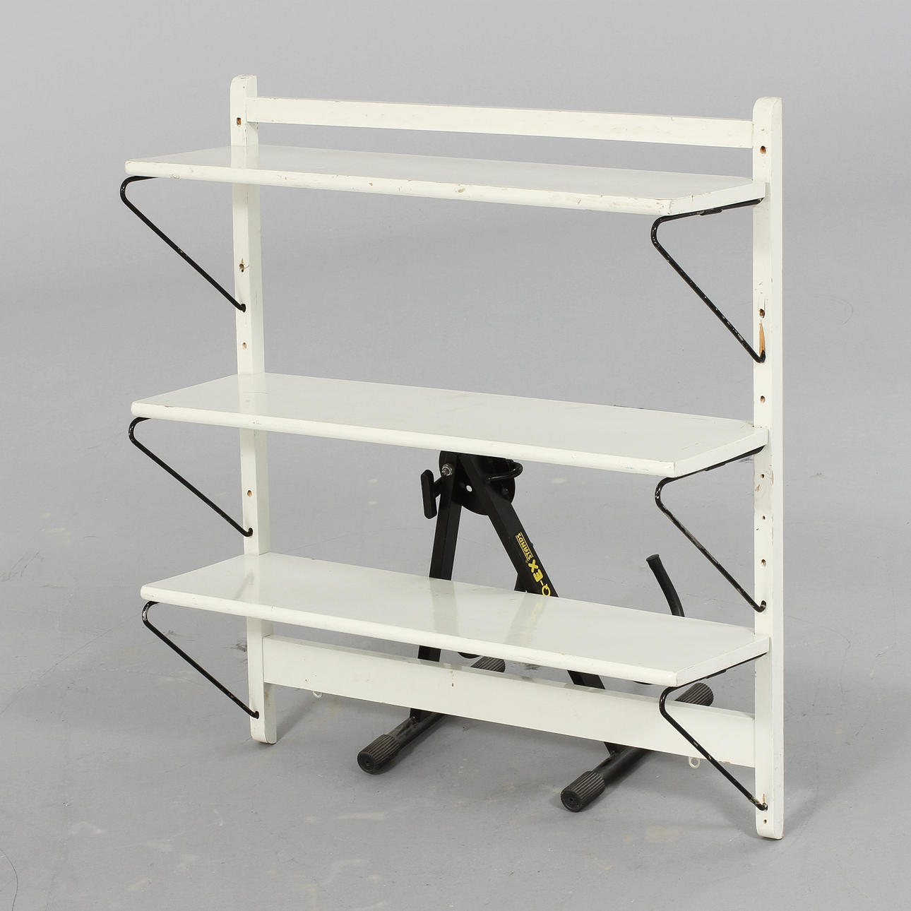 VÄGGHYLLA, stringmodell, 1900-talets andra hälft.