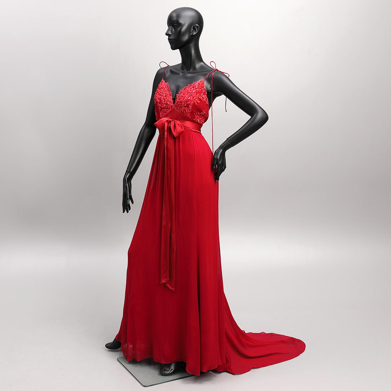 LARS WALLIN. Klänning, sidenchiffong och spets.