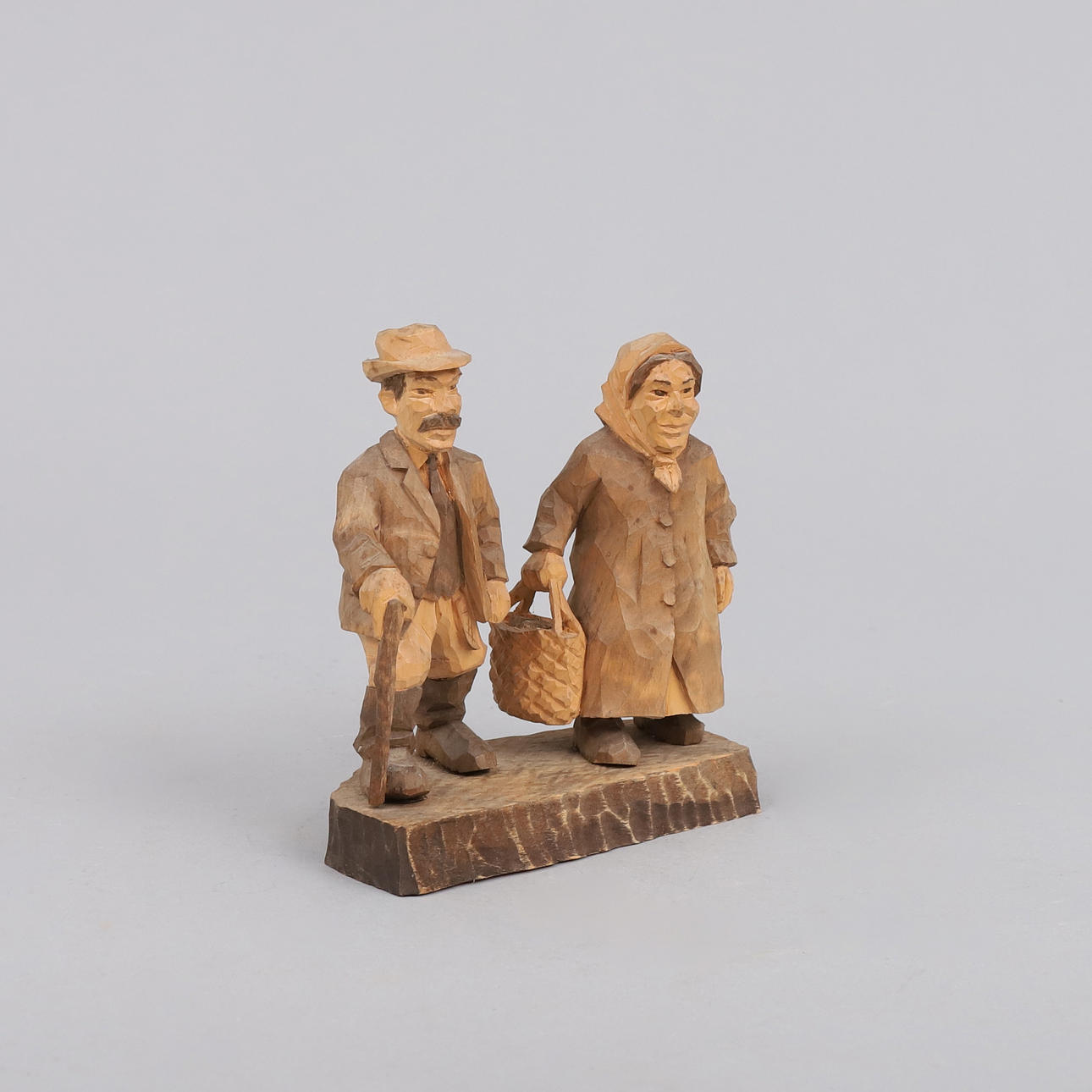 TRÄFIGUR, signerad J. Koskela.