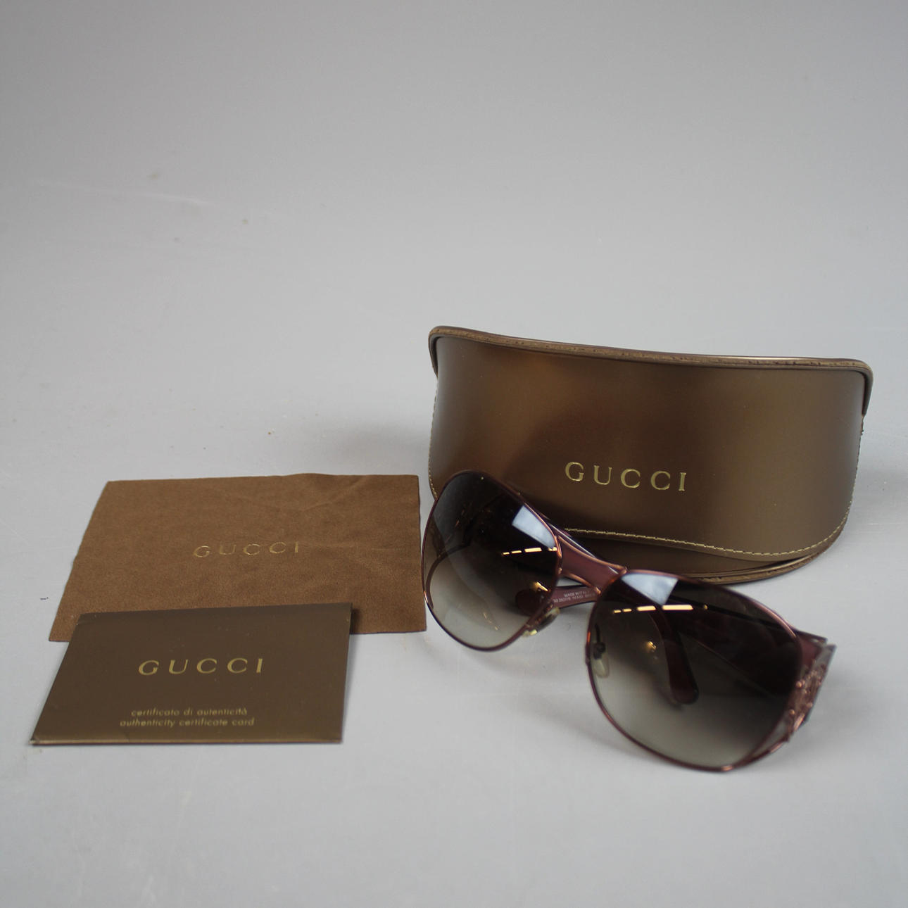 SOLBRILLER Gucci, med etui.