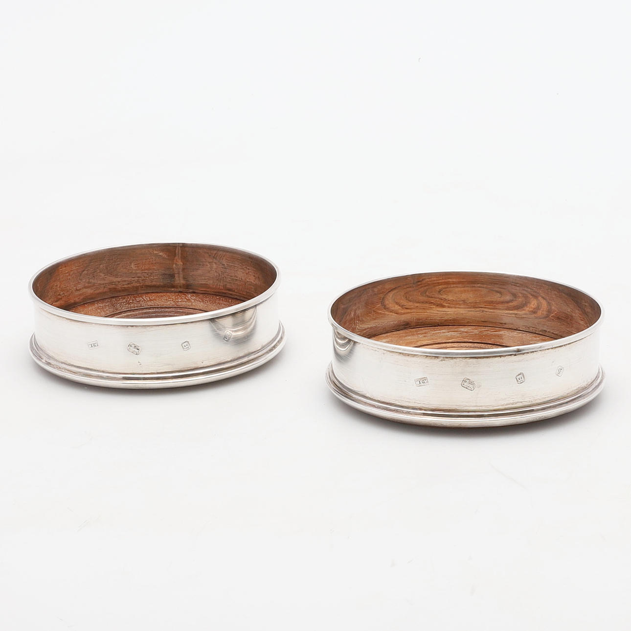 COASTERS, ett par, silver och trä.