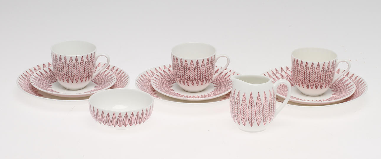 KAFFESERVIS, benporslin, ca 18 delar, "Salix" röd, Stig Lindberg, Gustavsberg.