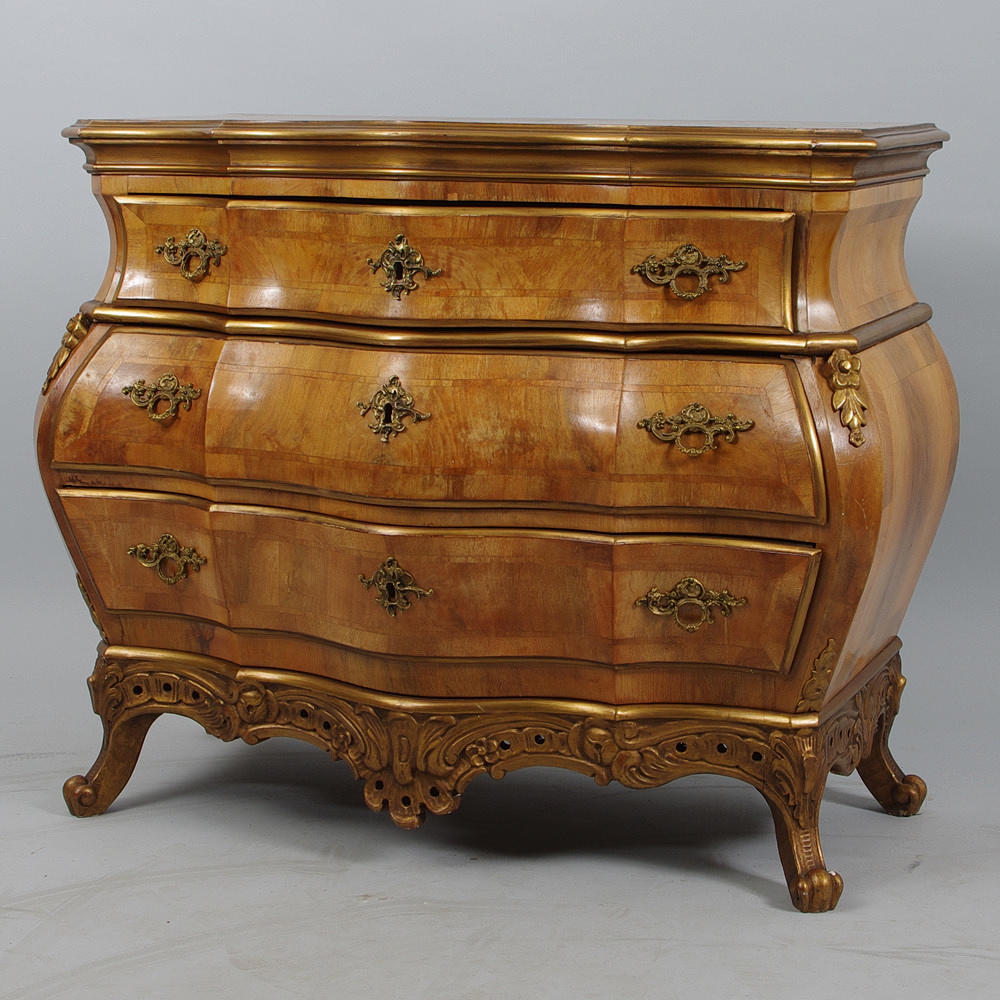 BYRÅ, 3-lådig, mahogny med bronser och bronseringar, rokokostil.