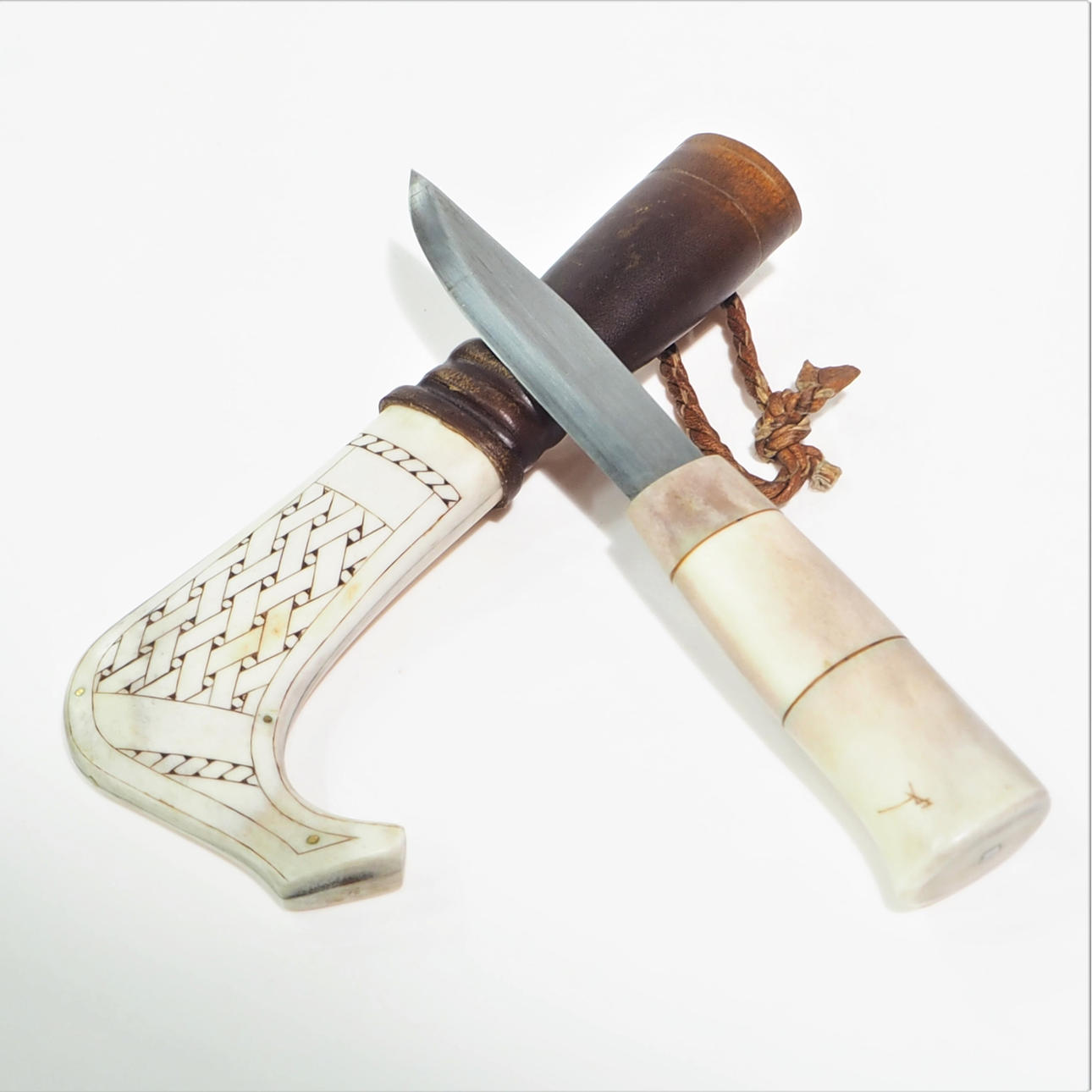 SVEN-ÅKE RISFJELL. Sami knife, half horn, signed with monogram.