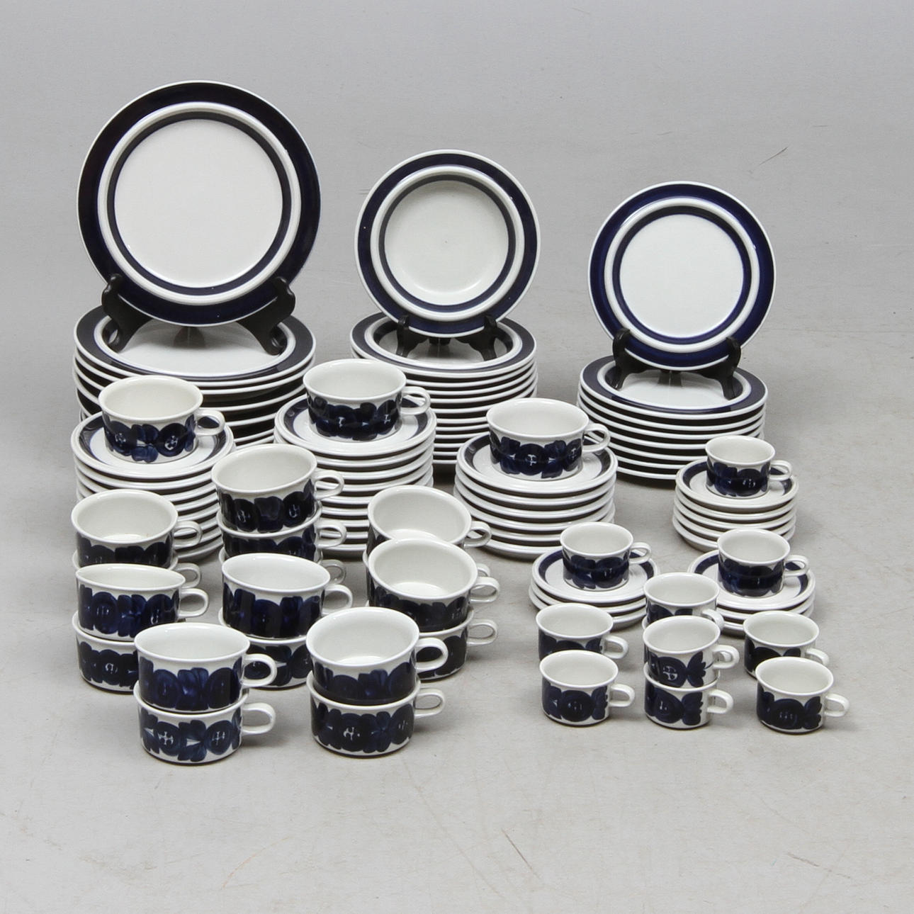 SERVISDELAR, ca 61 delar, porslin, "Anemone" Ulla Procopé, Arabia, Finland.