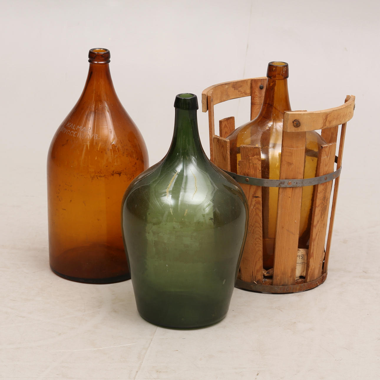 GLASFLASKOR, 3 st, bruna/grön, 1900-tal.