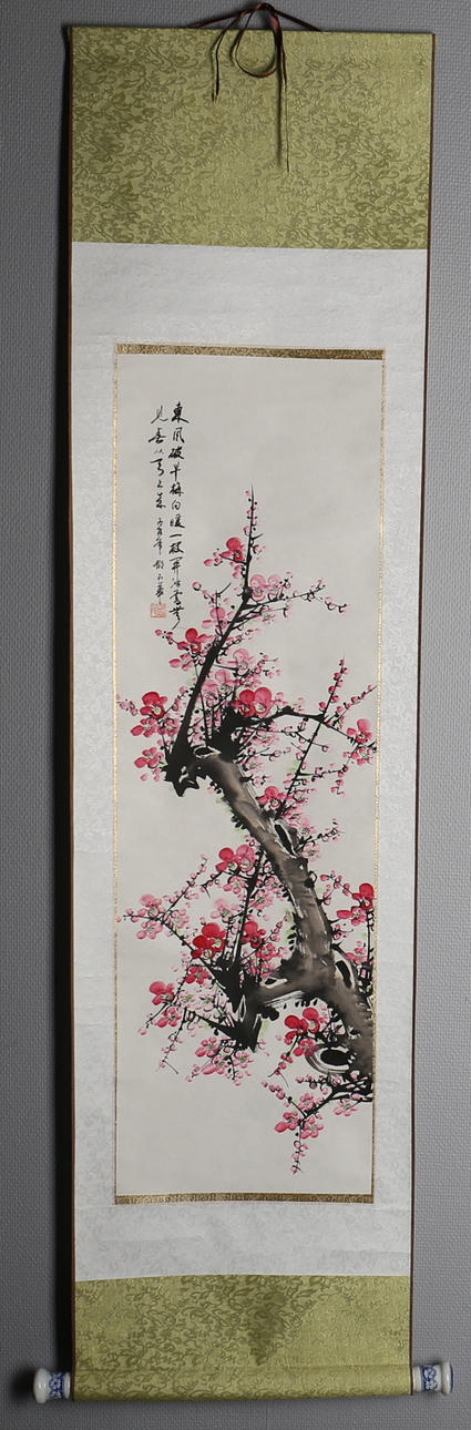 OIDENTIFIERAD KONSTNÄR. RULLMÅLNING på siden. Pllommonblommor. Kina.1900-tal. Signerad.