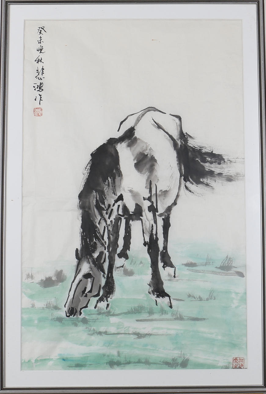 OIDENTIFIERAD KONSTNÄR. Betande häst. Tusch/Akvarell. Kina. 1900-tal. Signerad.
