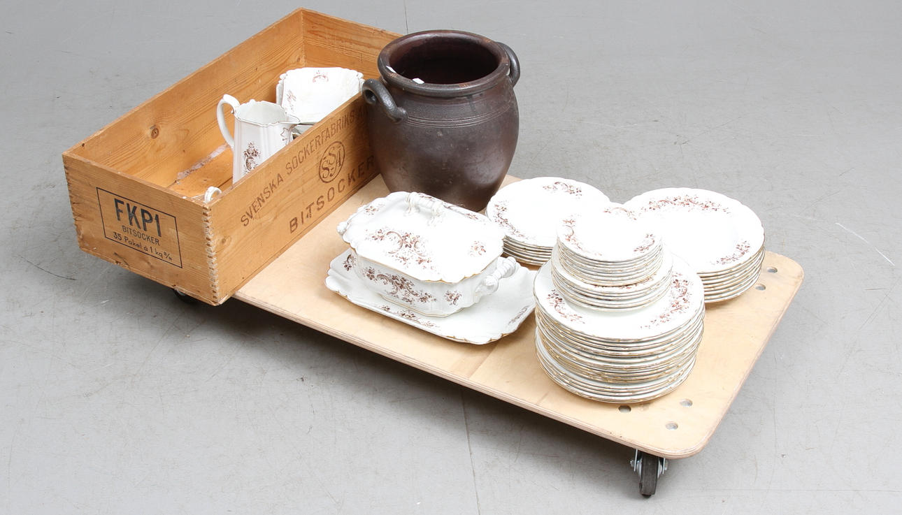 MATSERVIS, 63 delar, flintgods, "Eugen", Gustafsberg, SOCKERLÅDA, trä, KRUKA, lergods, Höganäs.