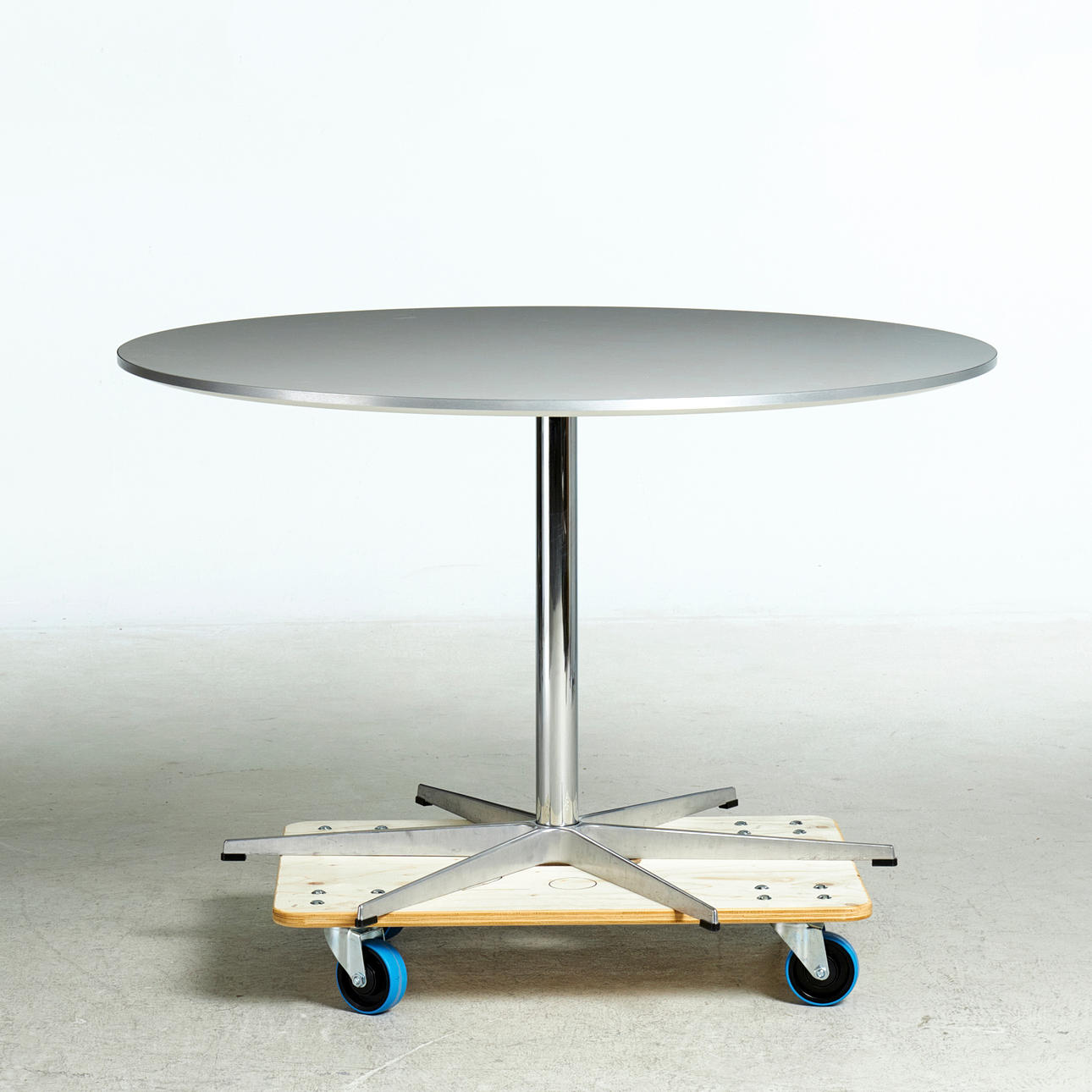 ARNE JACOBSEN, PIET HEIN, BRUNO MATHSSON. Esstisch "Circular", für Fritz Hansen, Platte aus weißem Fenix-Laminat mit Aluminiumkante, sechsstufiger Fuß.