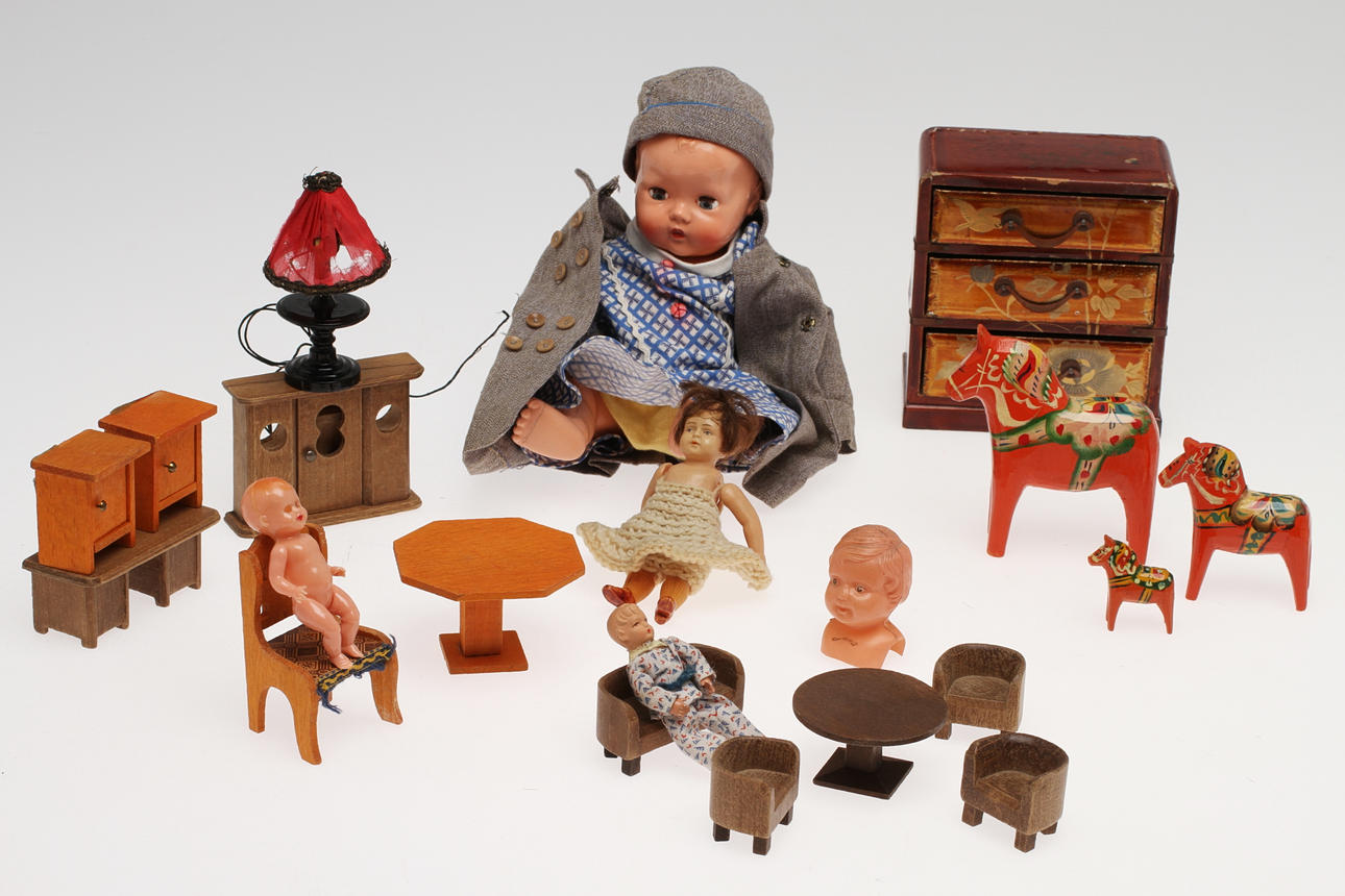 DOCKA, DOCKSKÅPSDOCKOR samt DOCKMÖBLER.