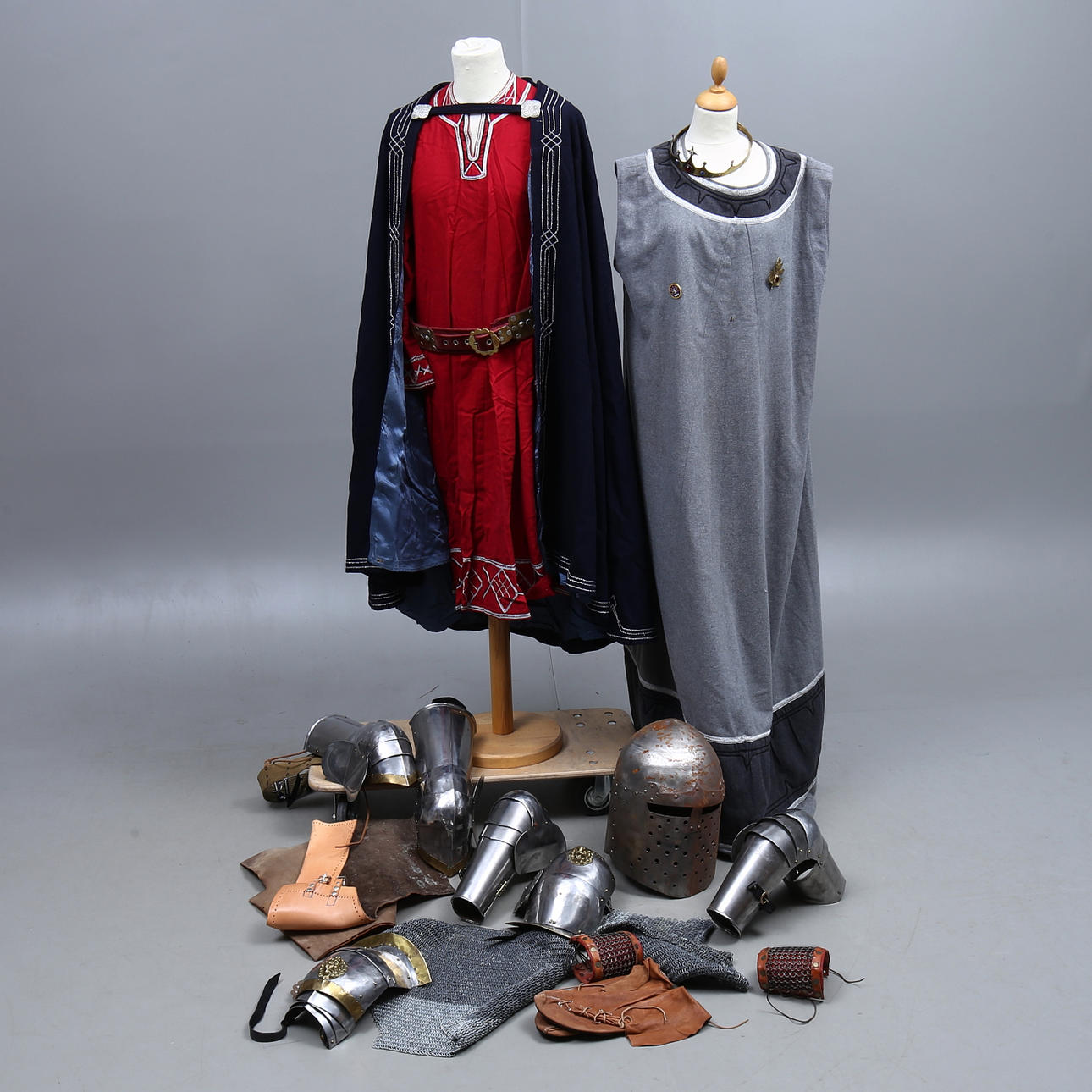 PARTI LAJVKLÄDER och rustningsdelar.