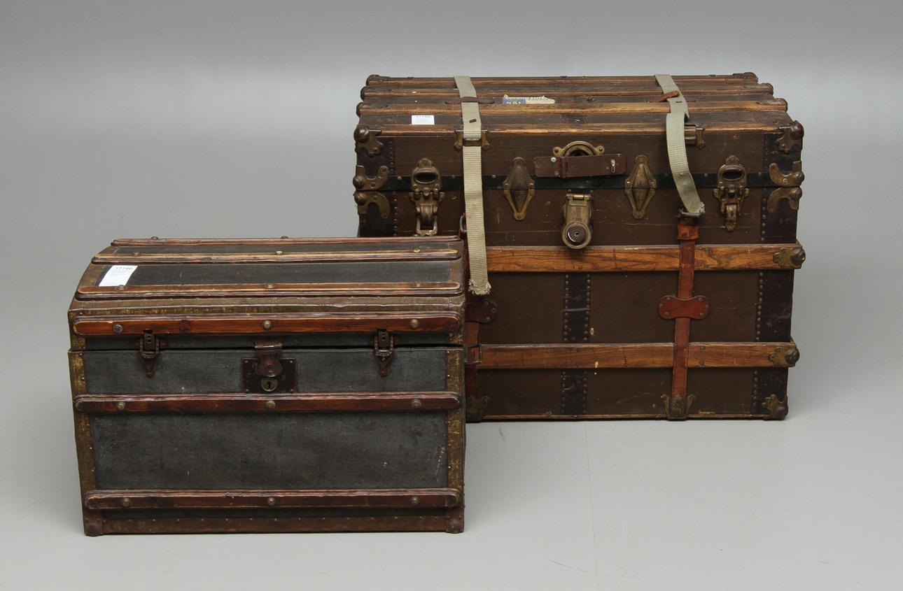 KOFFERTAR, 2 st, varav en med etiketter från Svenska Amerika Linien, 1900-tal.