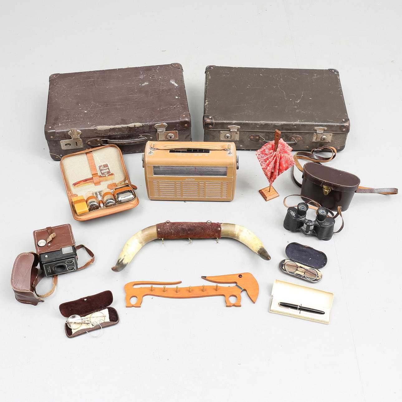 PARTI DIVERSE, 12 delar, bl.a koffertar, Parkerpenna, Kodak Brownie m.m.