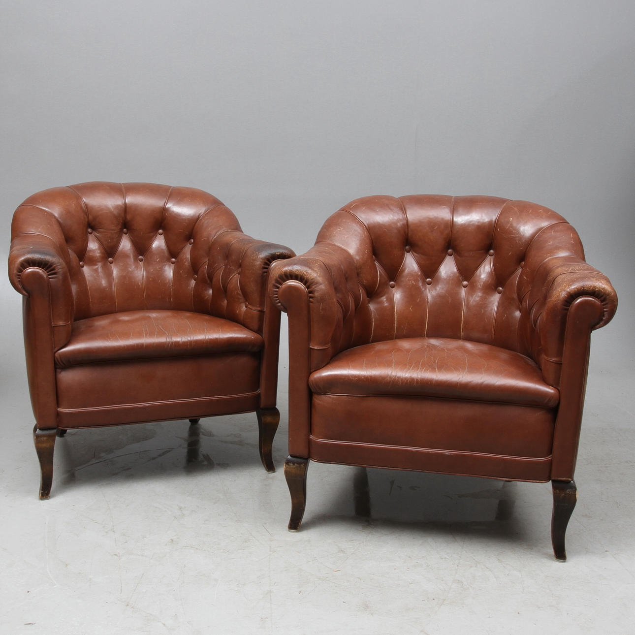 CLUBFÅTÖLJER, 1 par, 1930/40-tal.