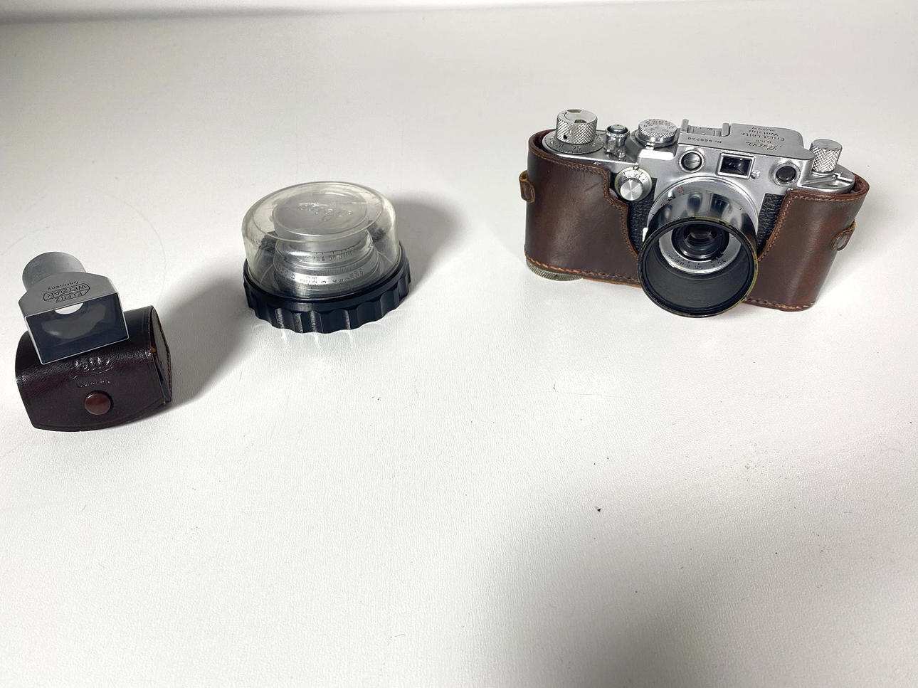 Leica kamera tarvikkeineen.