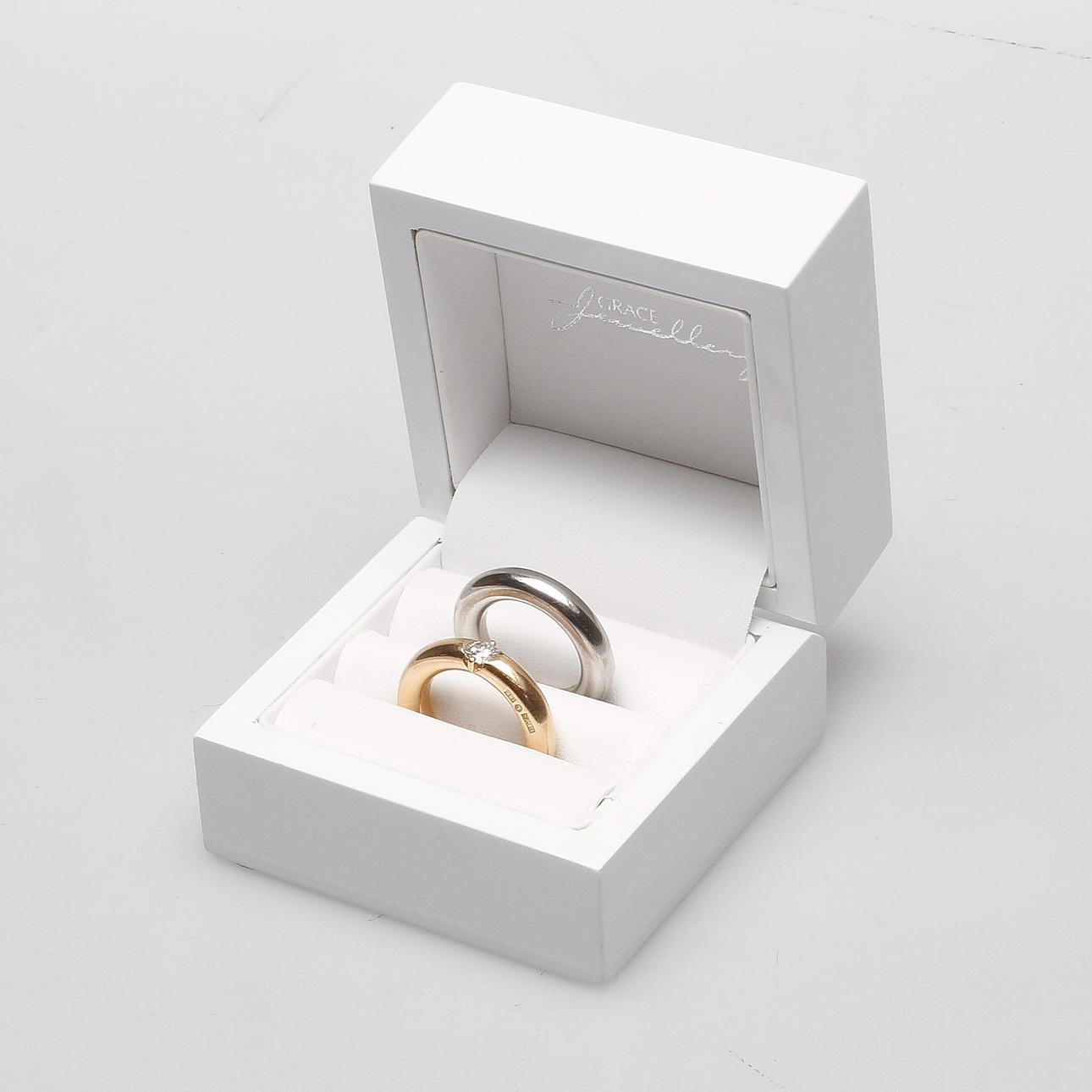 RINGAR, 2 st, guld 18k med briljantslipad diamant 0,49 ct TW vvs, samt palladium 950, Grace Jewellery, vikt totalt ca. 37 gram.