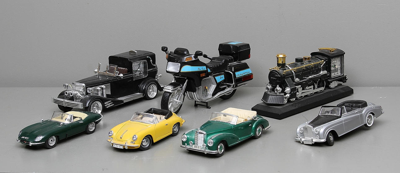 MODELLBILAR, tåg och motorcykel, vissa med klockor.