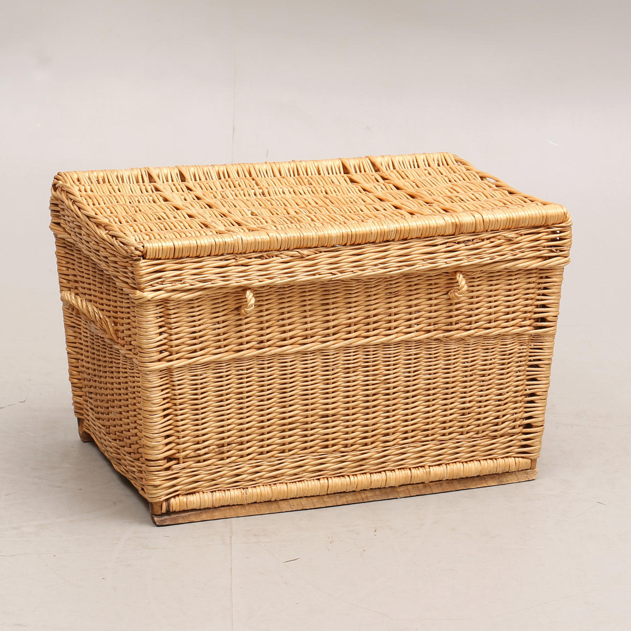 KORG/KISTA, flätad rotting, 1900-tal.