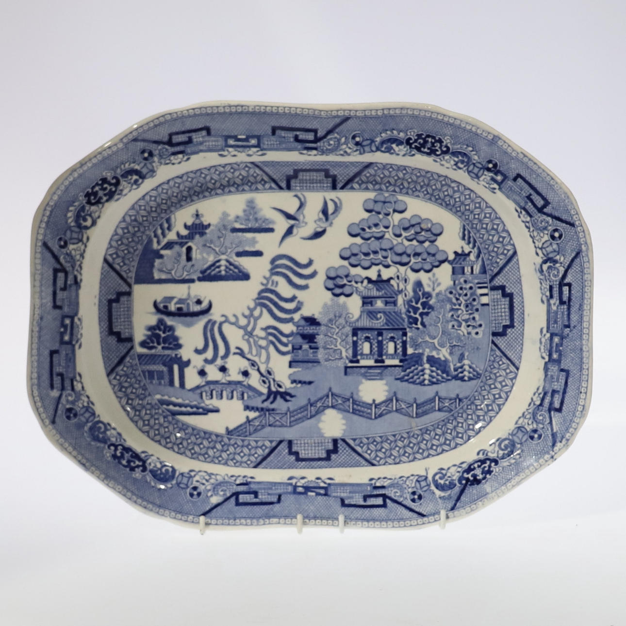 A HACKWOOD BLUE AND WHITE TRANSFER PRINTED WILLOW PATTERN MEAT PLATE.