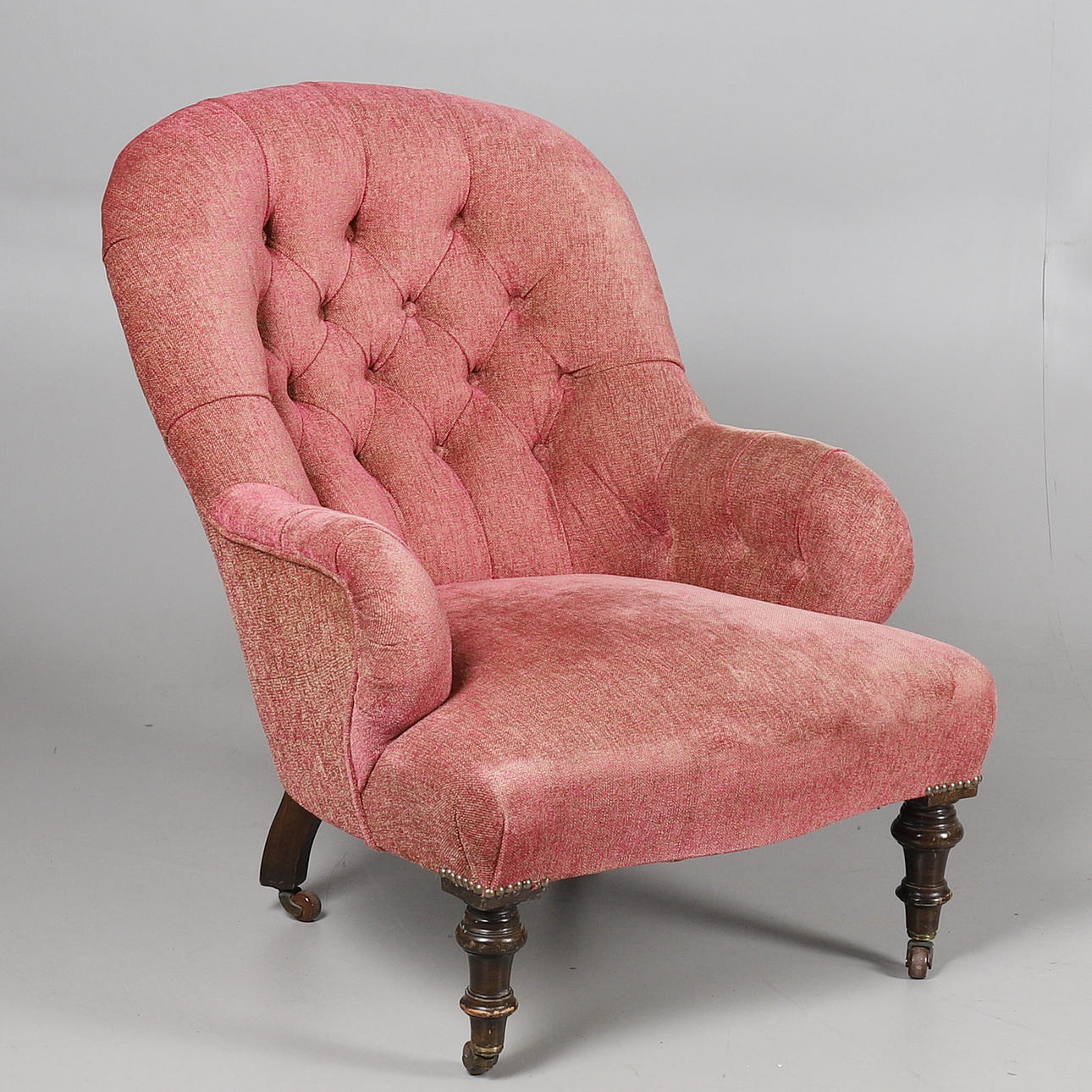 CORNELIUS V SMITH. EIN VIKTORIANISCHER GEPOLSTERTER SESSEL MIT KNOPF.