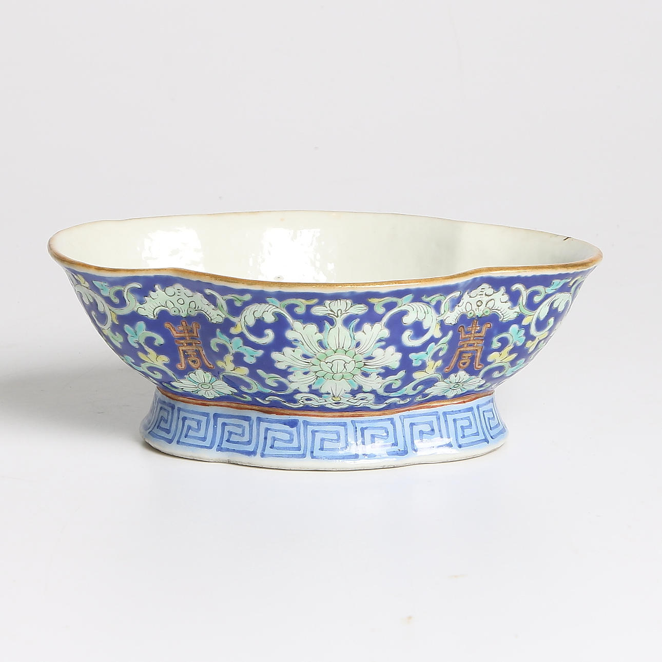 SKÅL PÅ FOT, Tonghzi Tung Chi, Porslin, Kina. 1800-tal.