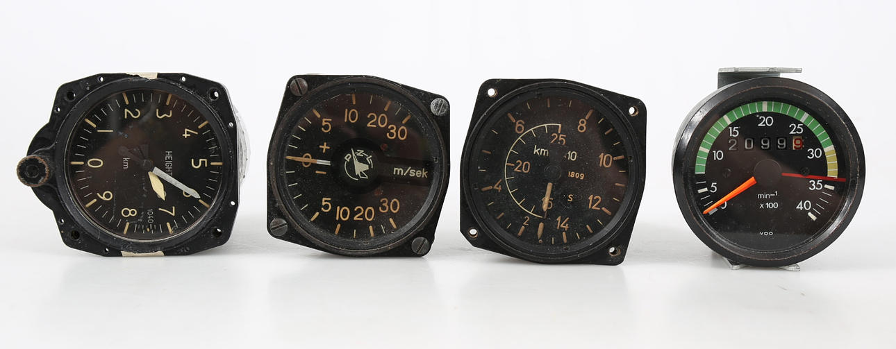 FLYGINSTRUMENT, 4 stycken, osäkert ursprung.