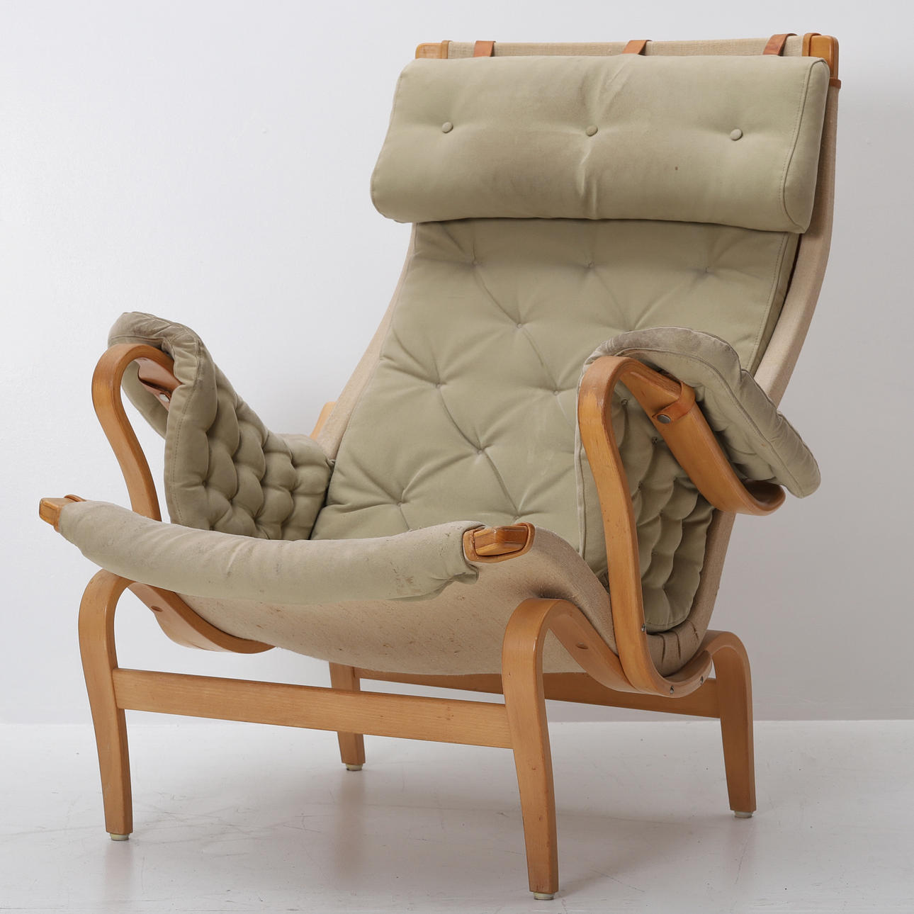 BRUNO MATHSSON. "Pernilla 69", lænestol.