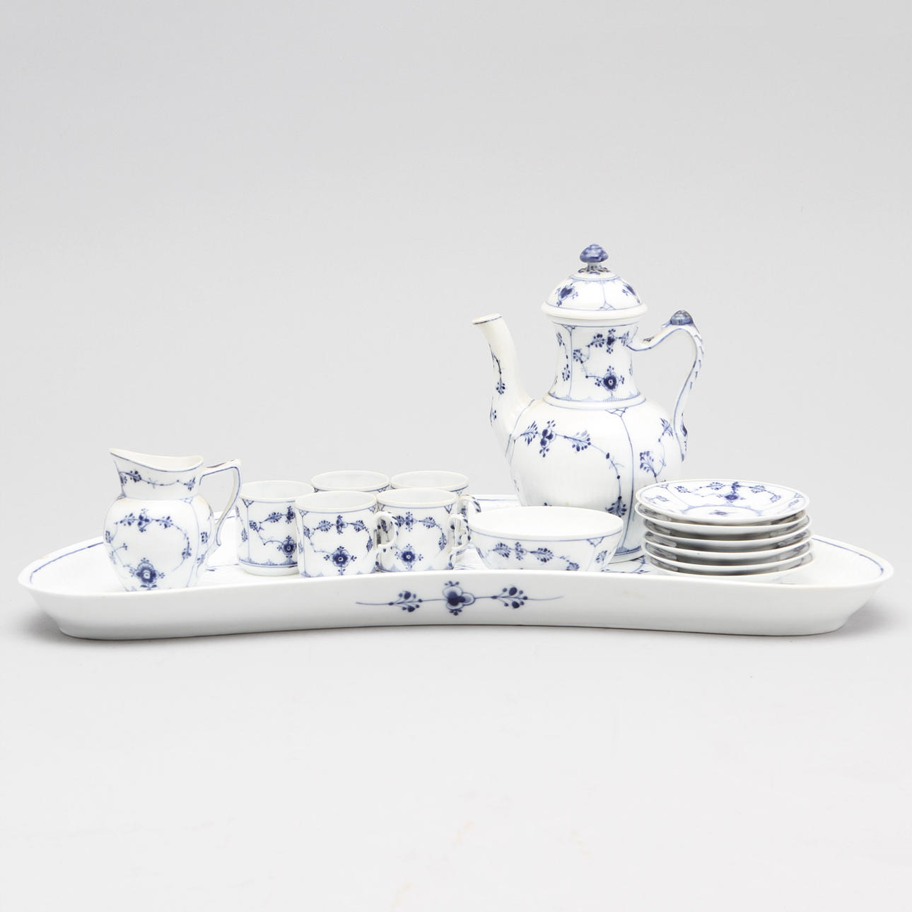 DOCKSERVIS, 7 delar, porslin, "Musselmalet", Royal Copenhagen.