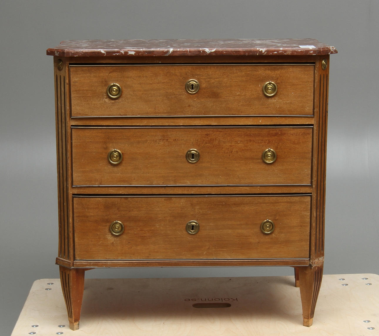 BYRÅ, med stenskiva, gustaviansk stil, 1900-tal.