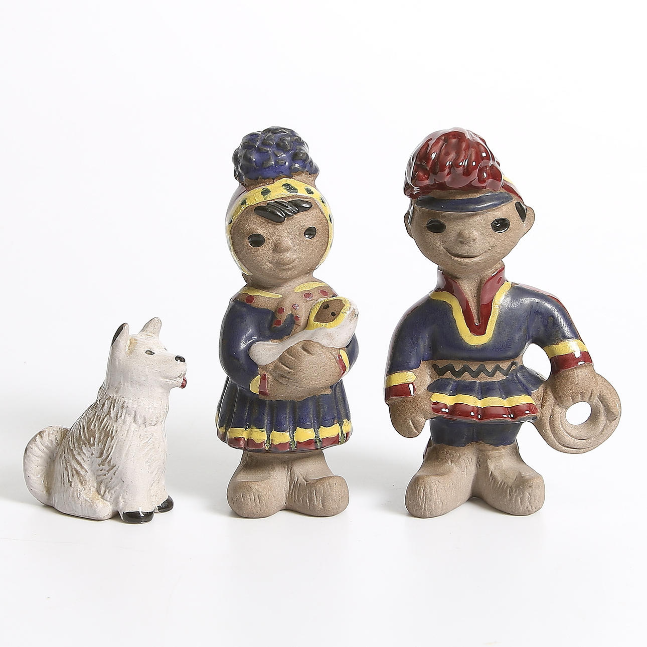 FIGURINER, 3 st, lergods,"Samefamilj", Dorothy Clough, Upsala Ekeby. 1900-tal.