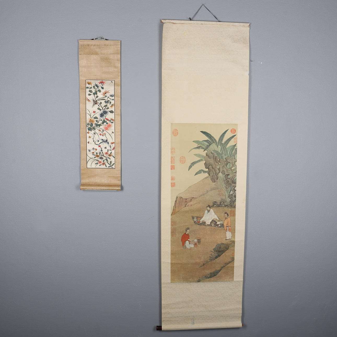 OIDENTIFIERAD KONSTNÄR. RULLMÅLNINGAR. 2 st. Bla. sidenbroderi. Kina. 1900-tal.