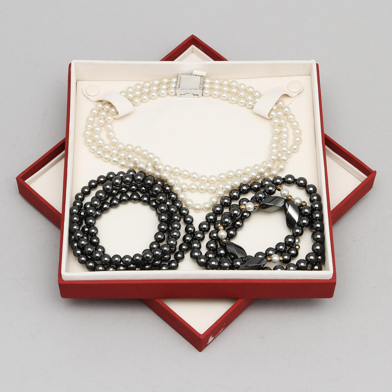 HALSBAND, 3 st vara ett av majoricapärlor samt 2 av hematiter.