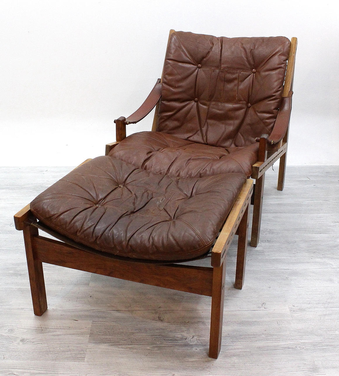 FÅTÖLJ med fotpall, brunt skinn, troligtvis Norsk design.