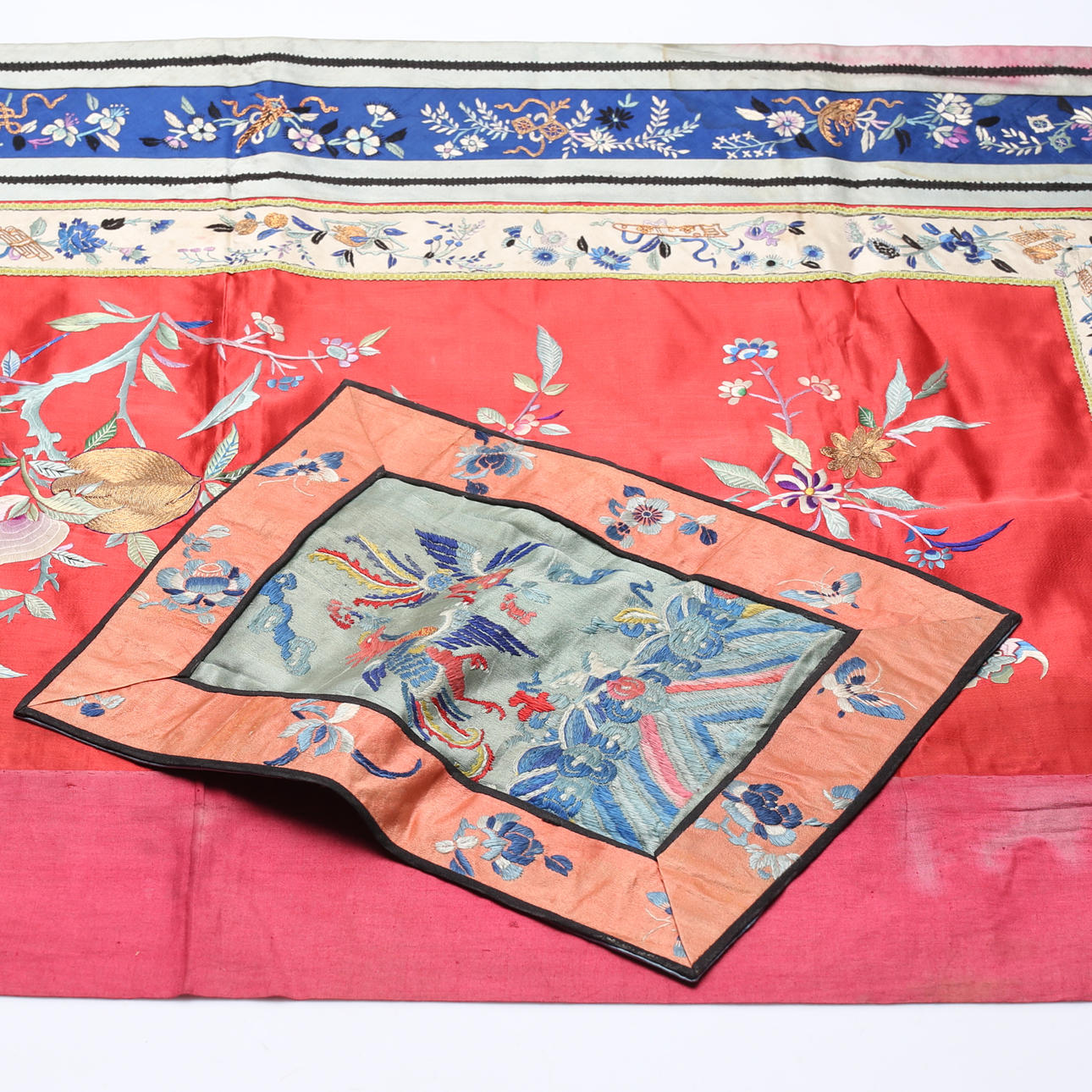 ORIENTALISCHE BESTICKTE TEXTILIEN.