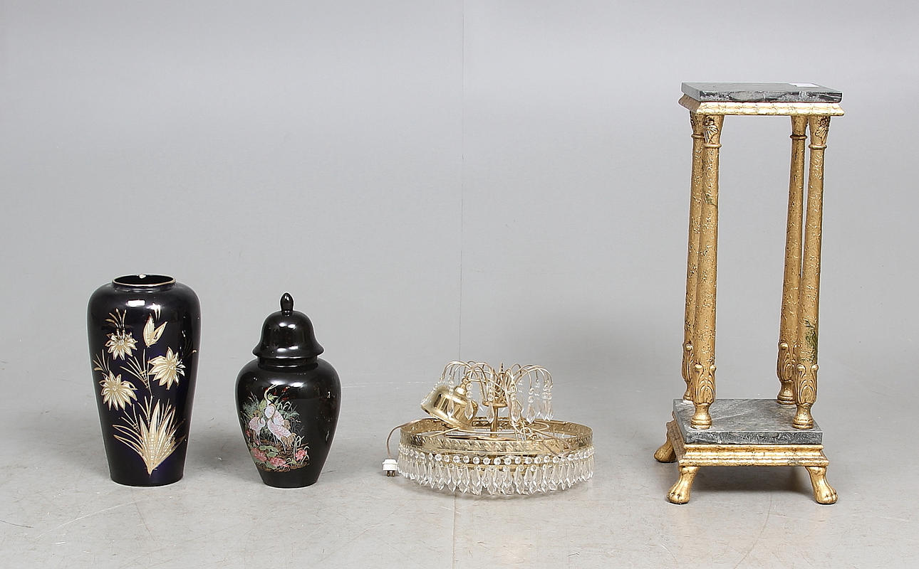 TAKPLAFOND, PIEDESTAL, LOCKURNA och VAS, 1900-tal.