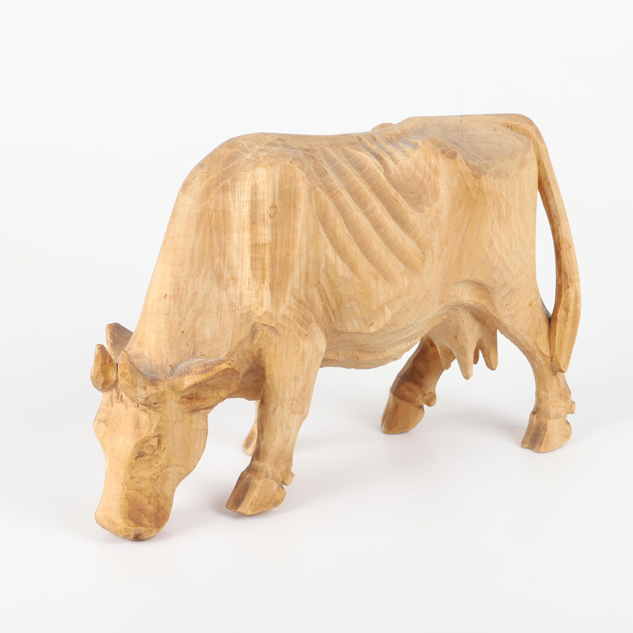 SKULPTUR, Kuh, Holz geschnitzt, signiert.