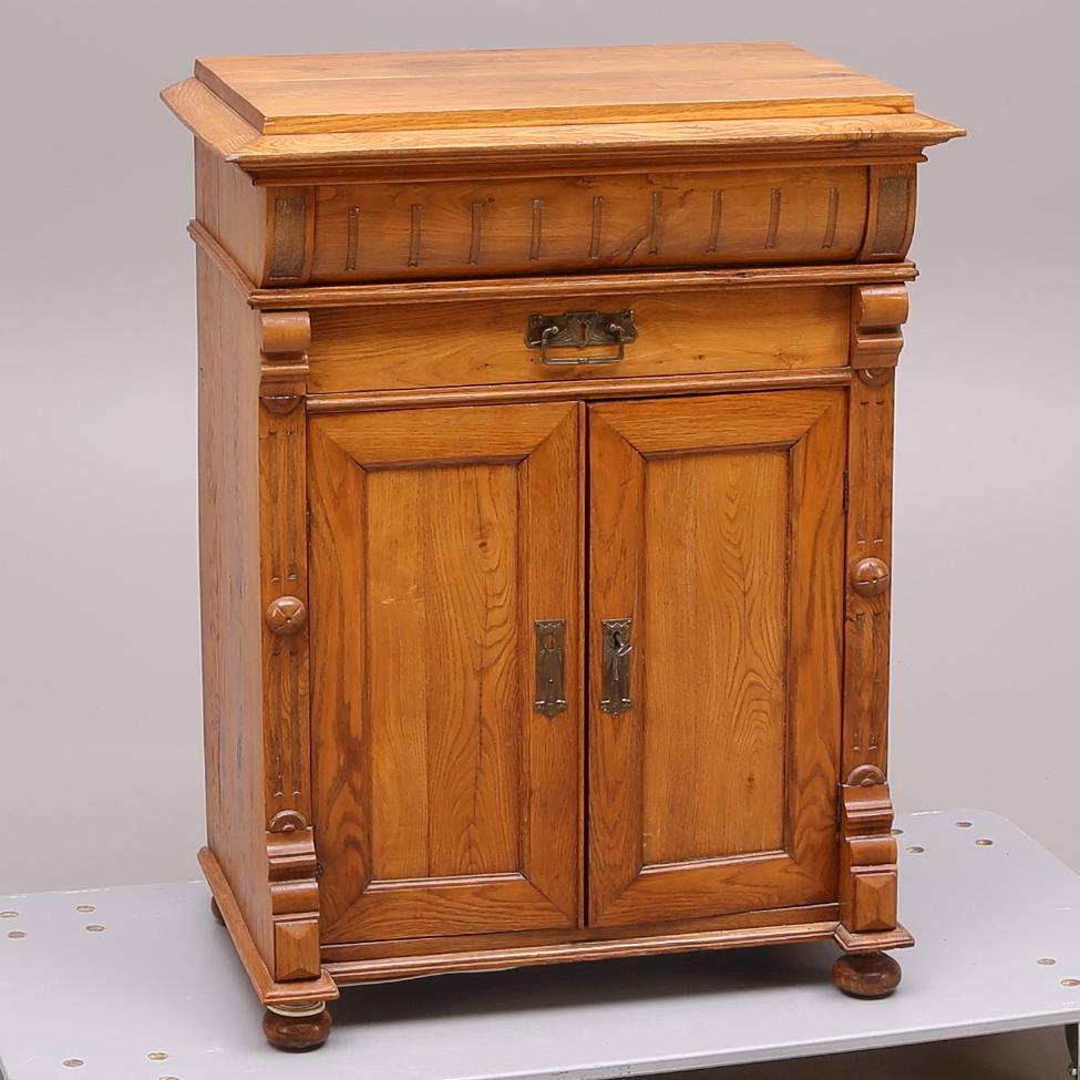 TVÄTTSKÅP, ek, lock / låda / pardörrar, tidigt 1900-tal.